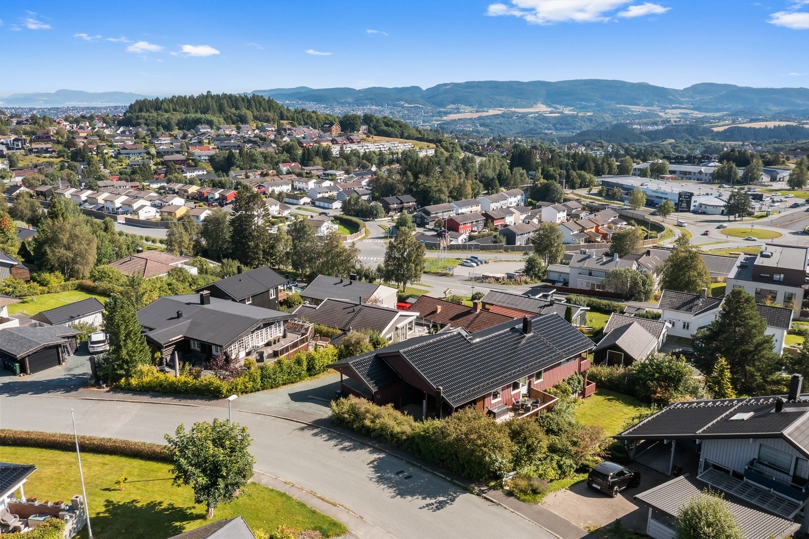 Det er godkjent utleiedel i sokkeletasjen som leies ut p.t. for kr. 11 500,- pr. mnd. Galleribilde