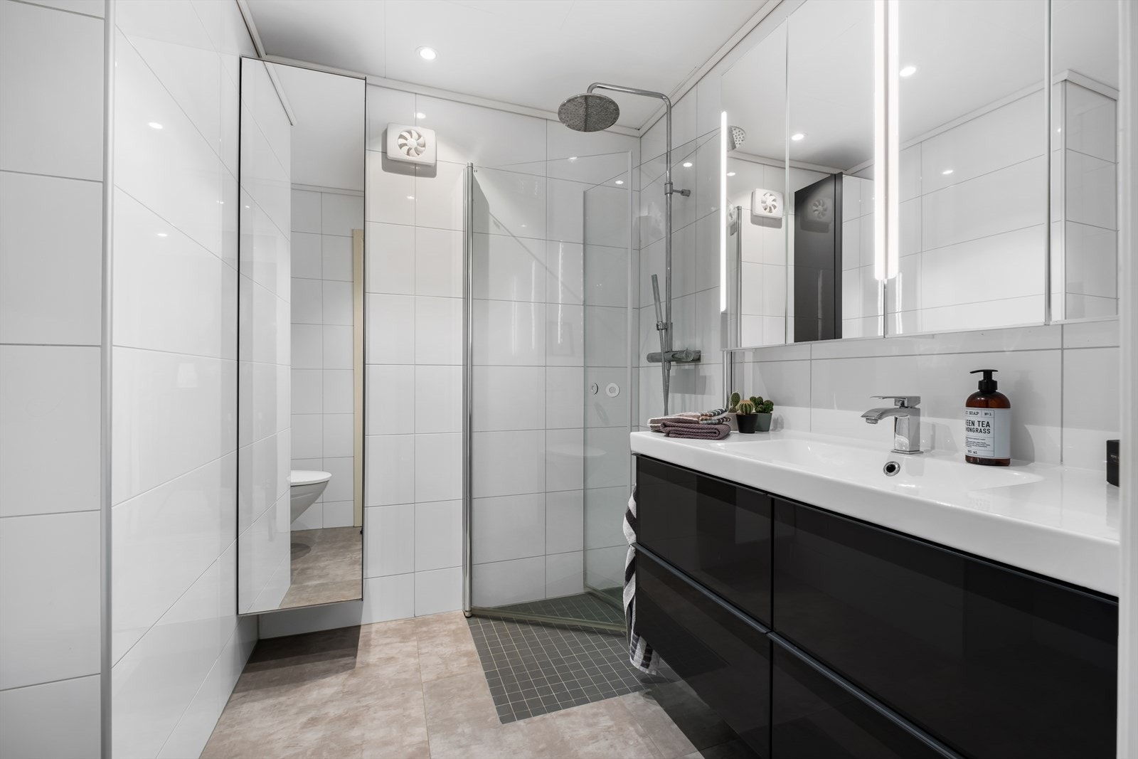 Lekkert bad fra 2016 med behagelig regnfallsdusj Galleribilde