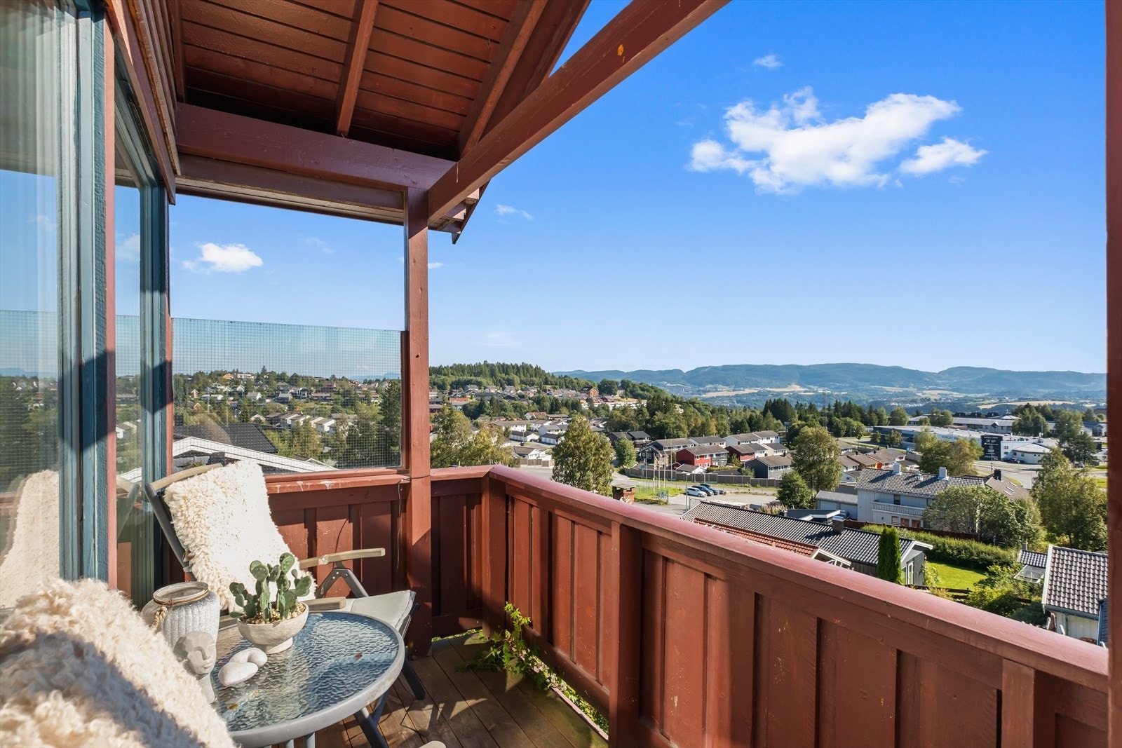 Fra stuen har man direkte utgang til en balkong på 11 kvm. med morgen-/formiddagssol og upåklagelig utsikt Galleribilde