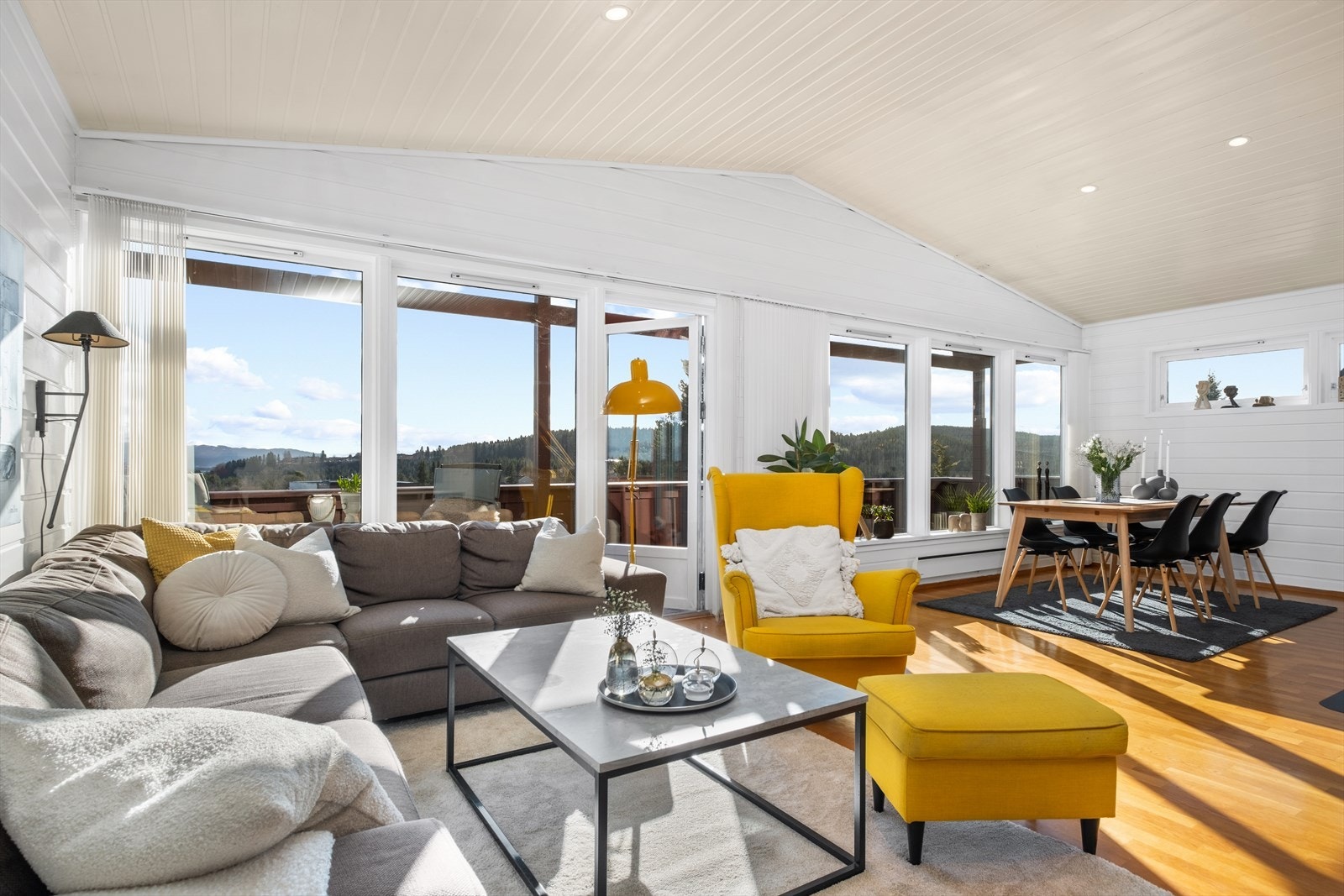 God takhøyde og store vindusflater gir rommet en lys og luftig atmosfære Galleribilde