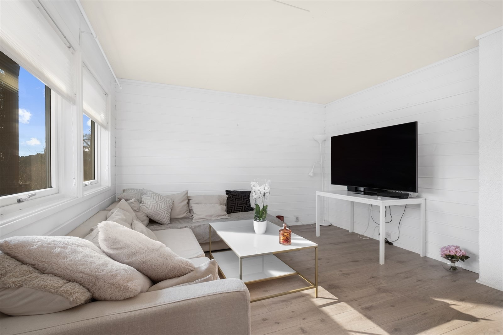 Sokkelleiligheten leies p.t. ut for kr. 11 500,- pr. mnd. Leieforholdet medfølger ikke handelen. Galleribilde