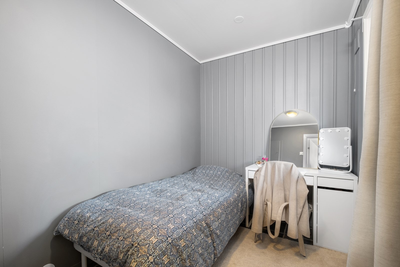 Det godkjente soverommet er på 10,5 kvm., det andre rommet som er innredet som soverom er på 5 kvm. Galleribilde