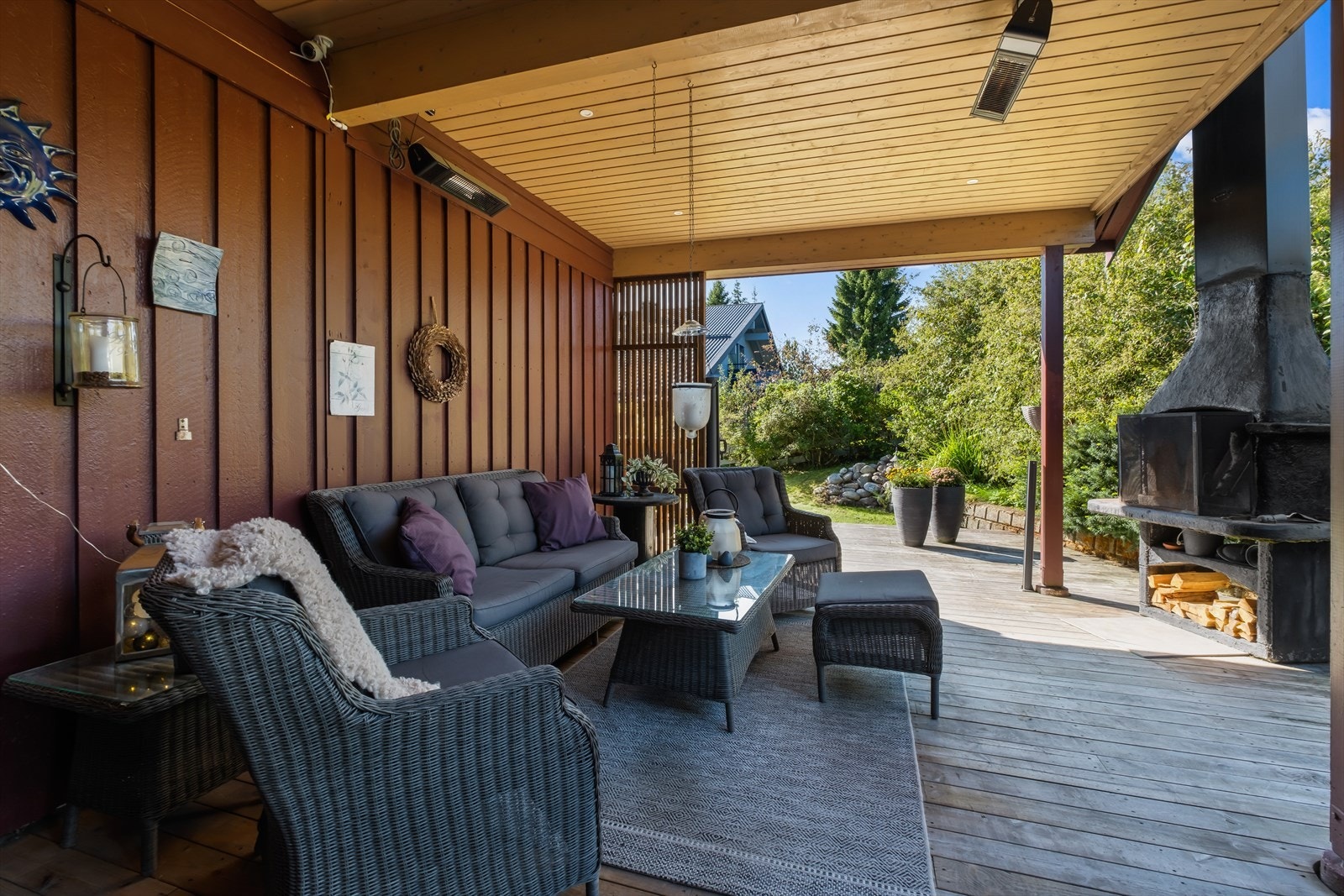 Hyggelig uteplass hvor man kan nyte finværsdagene, varmelamper og utepeis sørger for behagelig temperatur også på kjøligere dager Galleribilde