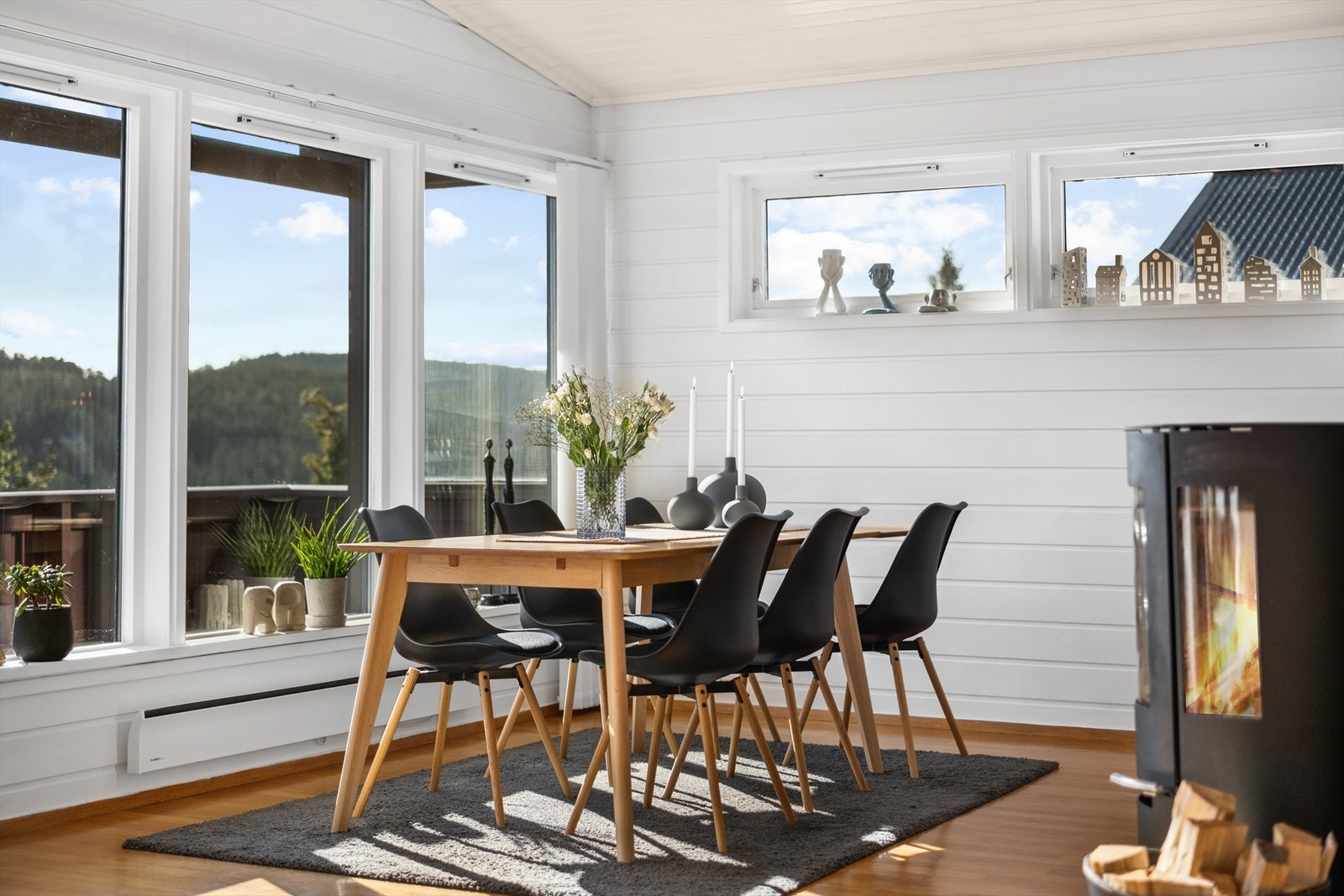 Spisestue gir et naturlig skille mellom stue og kjøkken Galleribilde