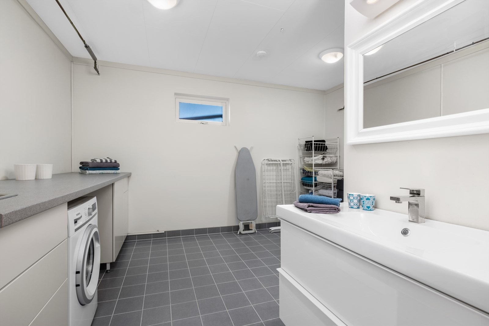 Praktisk vaskerom med behagelig gulvvarme Galleribilde