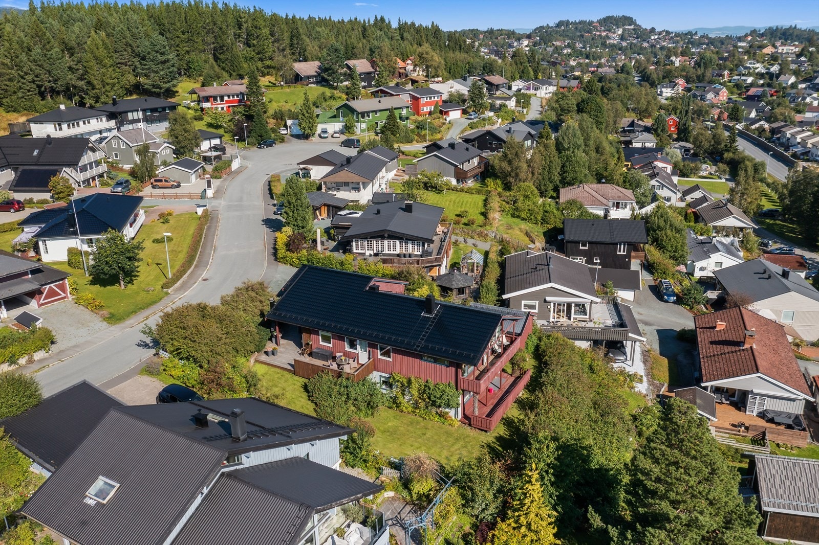 Området er rolig og barnevennlig, med nærhet til barnehager og skoler, samt kollektiv transport og dagligvarehandel Galleribilde