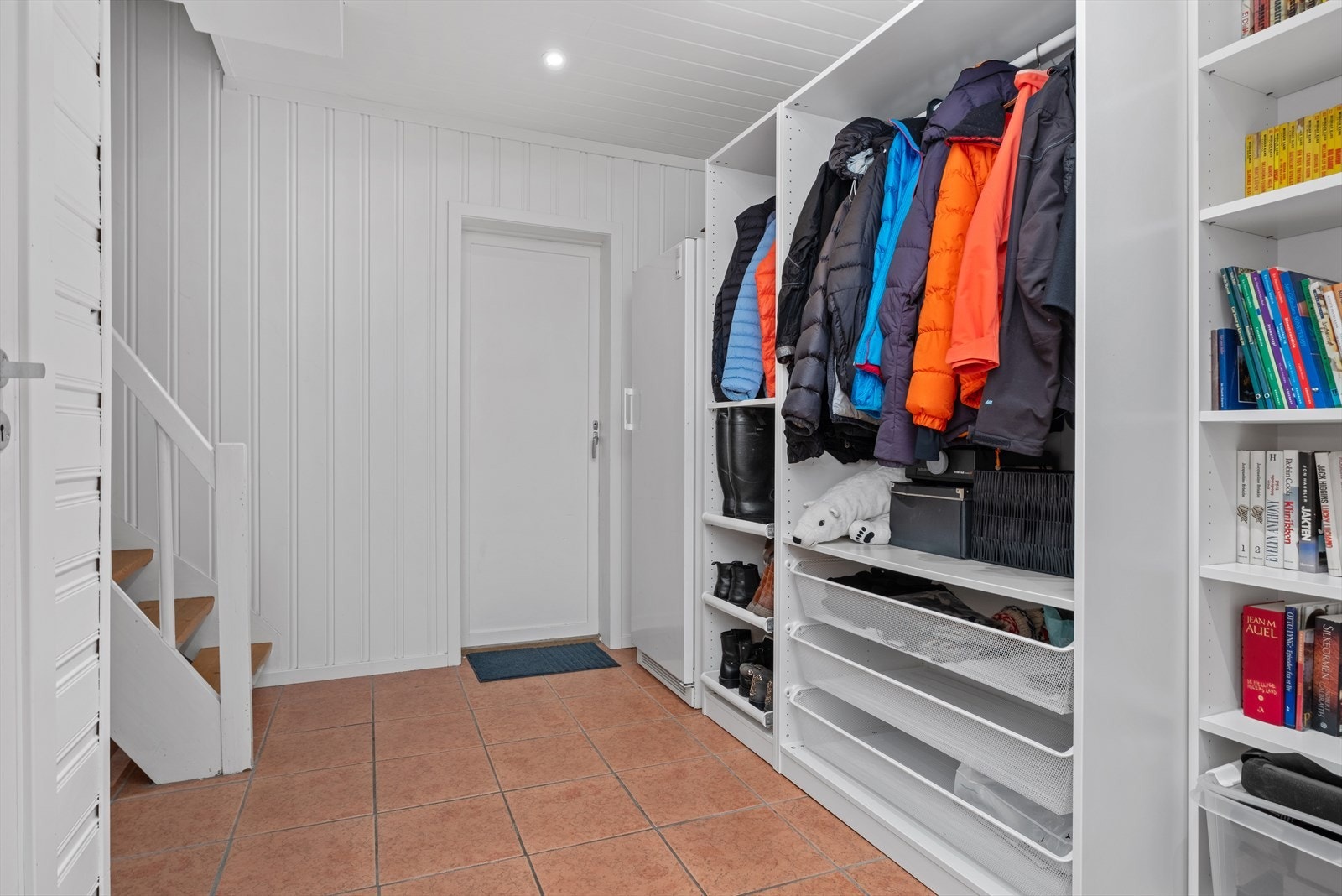 Sokkelen i hoveddelen består av en romslig gang med egen inngang, vaskerom samt to boder Galleribilde