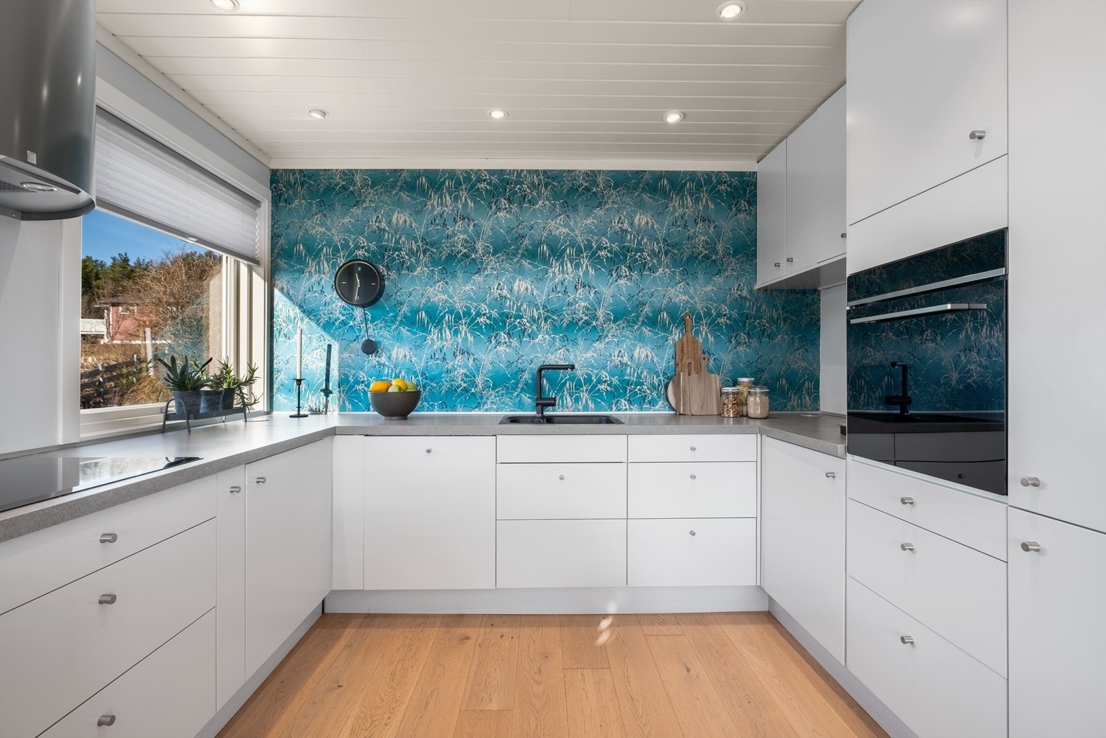 Det er stikkontakt i benkeplaten i høyre hjørne Galleribilde