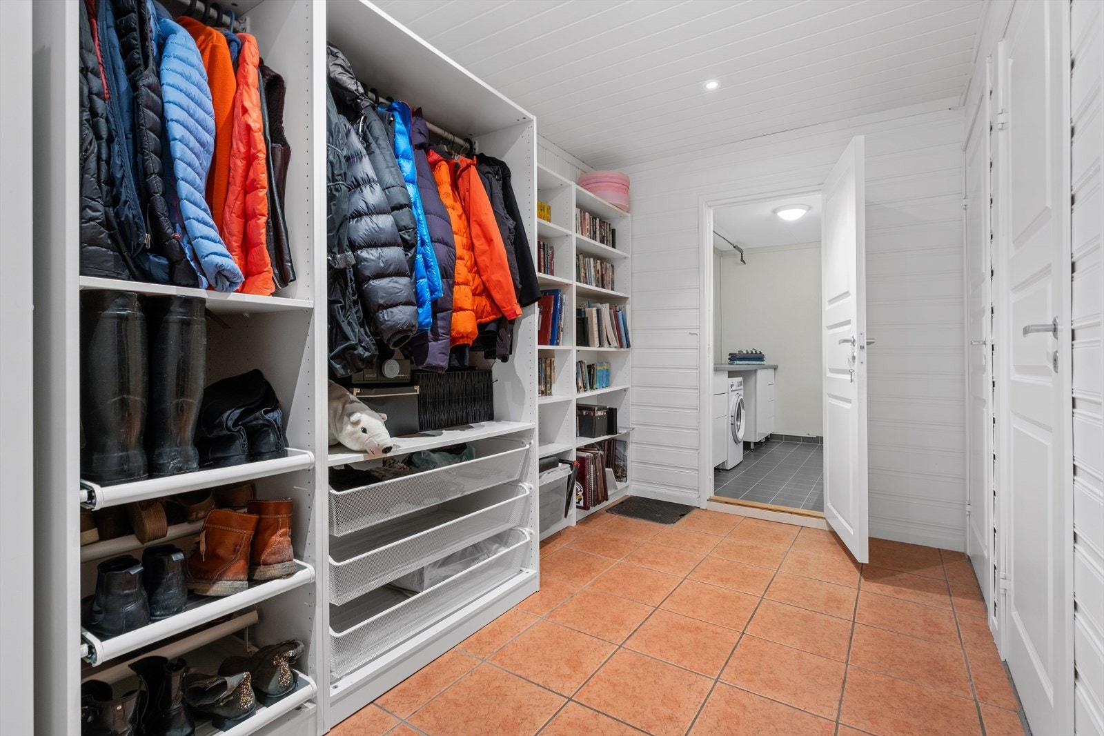 Her nede er det godt med oppbevaringsplass Galleribilde