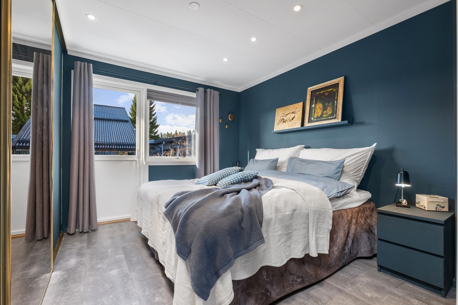 Det er totalt tre soverom i hoveddelen hvorav hovedsoverommet er på 11,5 kvm. med direkte utgang til en sørvendt terrasse på 14 kvm. Galleribilde