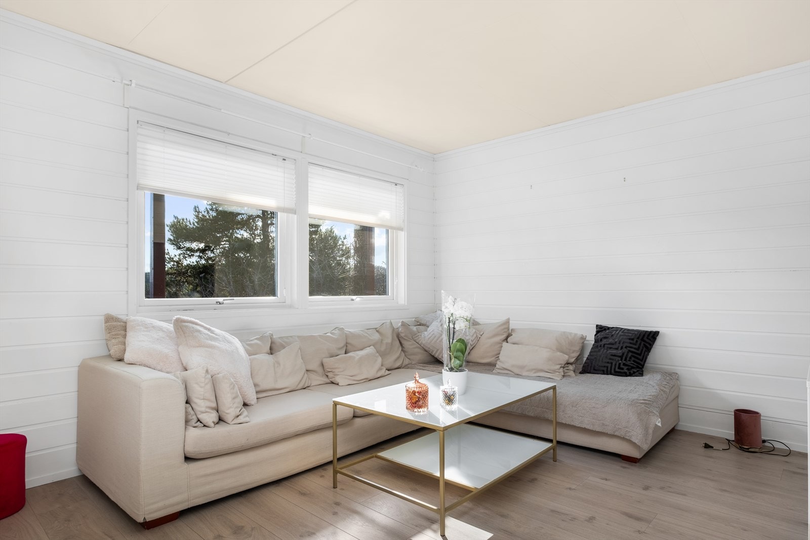 Utleiedelen består av en entré, gang, bad, kjøkken, stue og to soverom, hvorav ett av de er godkjent Galleribilde