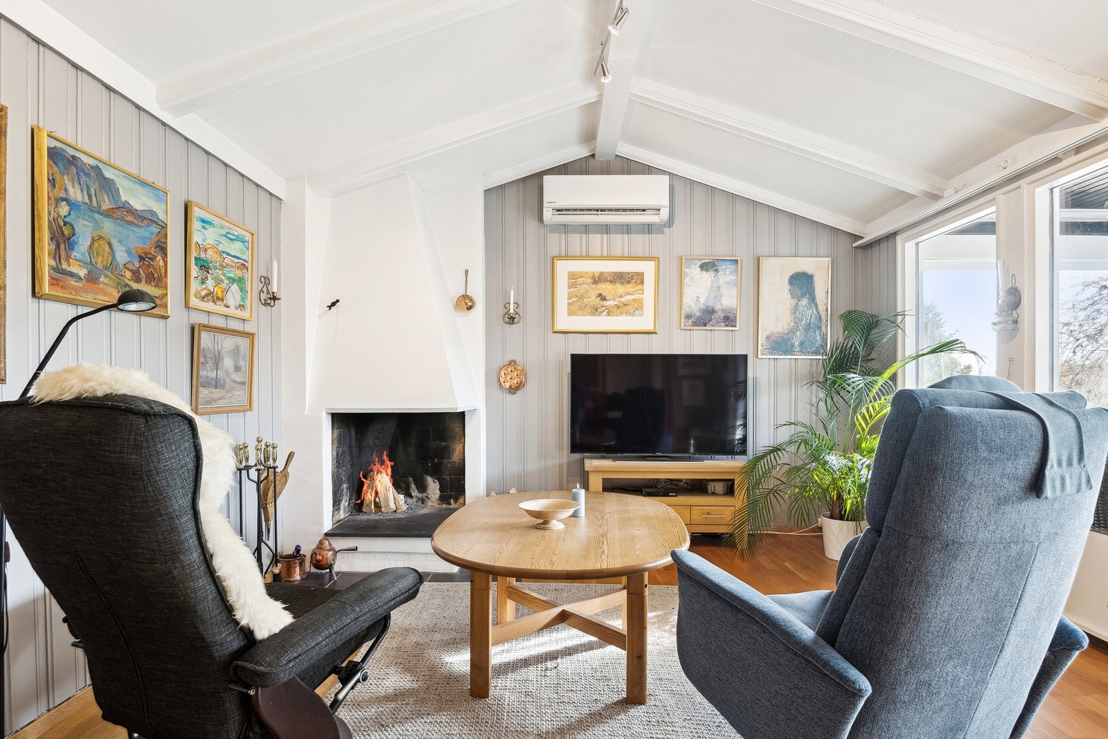 Fra peisestuen er det utgang til en innglasset hagestue Galleribilde