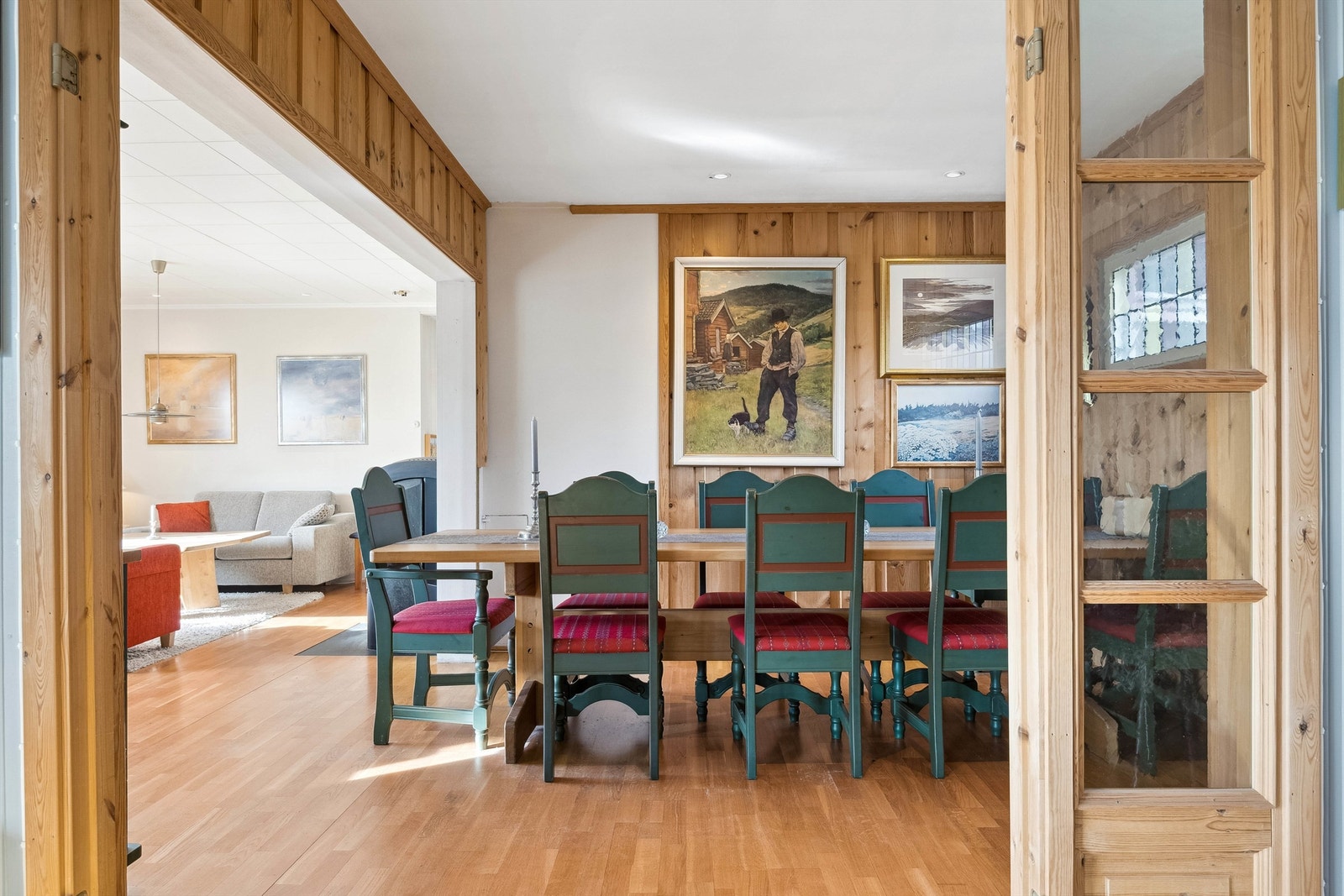Det er rikelig med møbleringsmuligheter i stuene Galleribilde