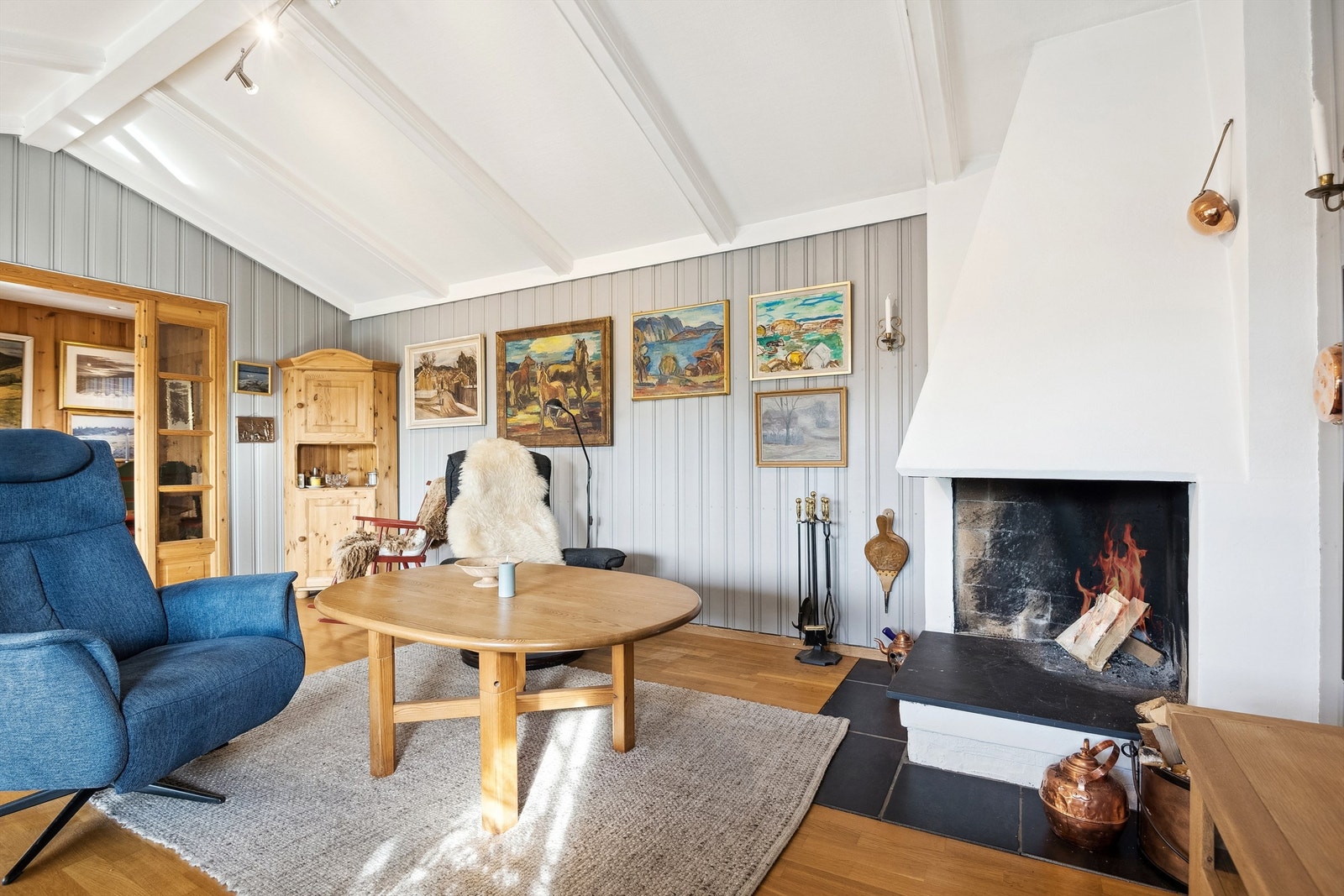 Koselig peisestue med skråhimling Galleribilde