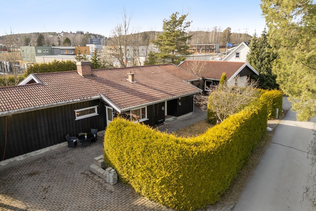 En romslig og innholdsrik enebolig beliggende i et veletablert og barnevennlig boligområde på Stavsberg Galleribilde