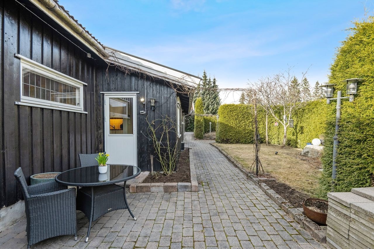 Eiendommen har en solrik og attraktiv beliggenhet på en flott, opparbeidet tomt på ca. 1,1 mål. Galleribilde
