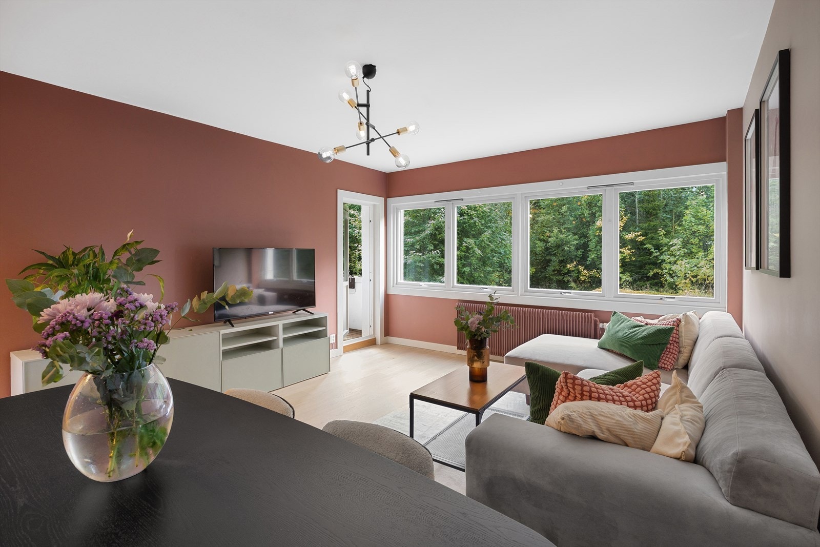 En lekker og attraktiv 3-roms i idylliske og frodige omgivelser rett ved marka Galleribilde