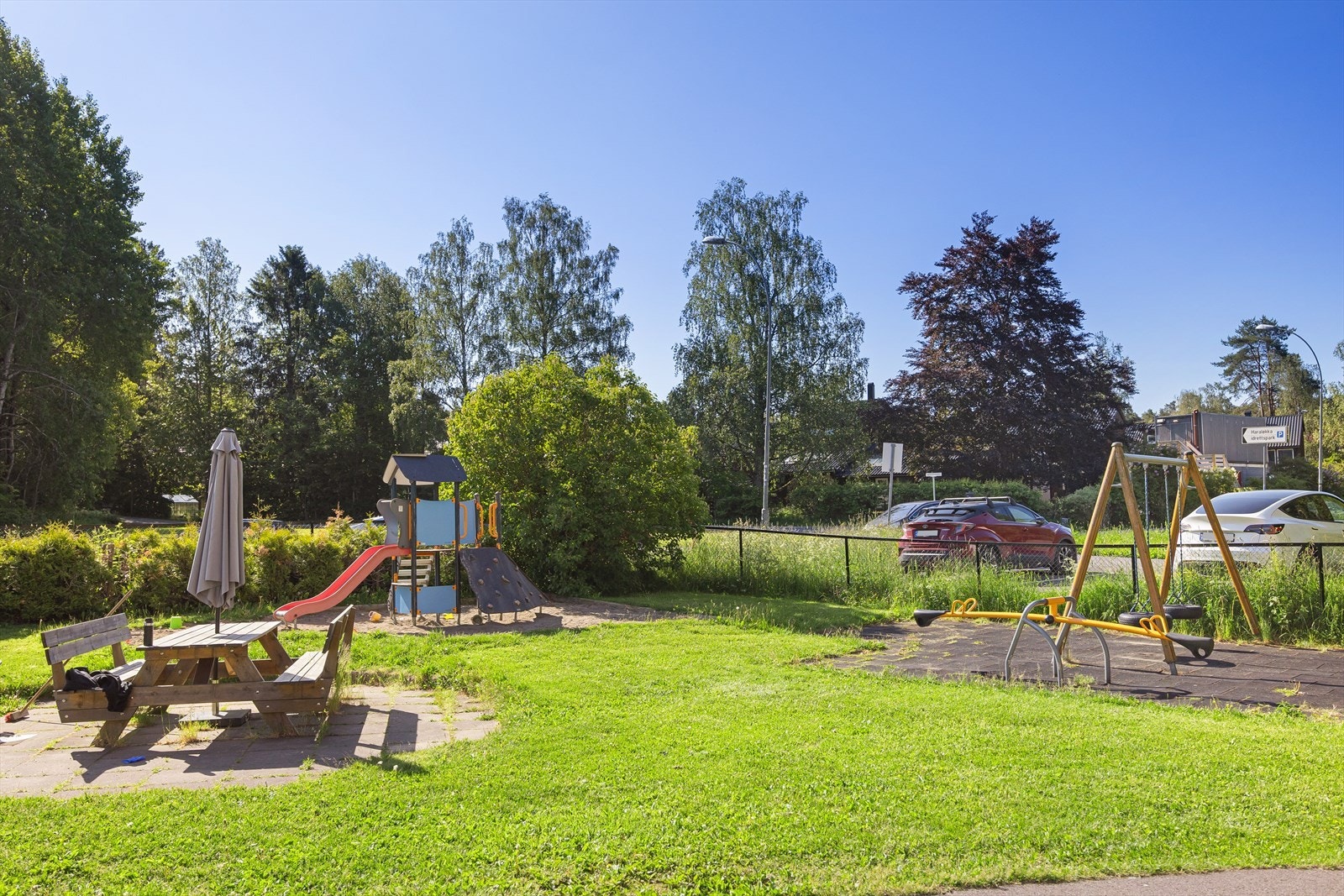 Området er pent opparbeidet med hyggelige sittegrupper, lekeplasser for både store og små Galleribilde