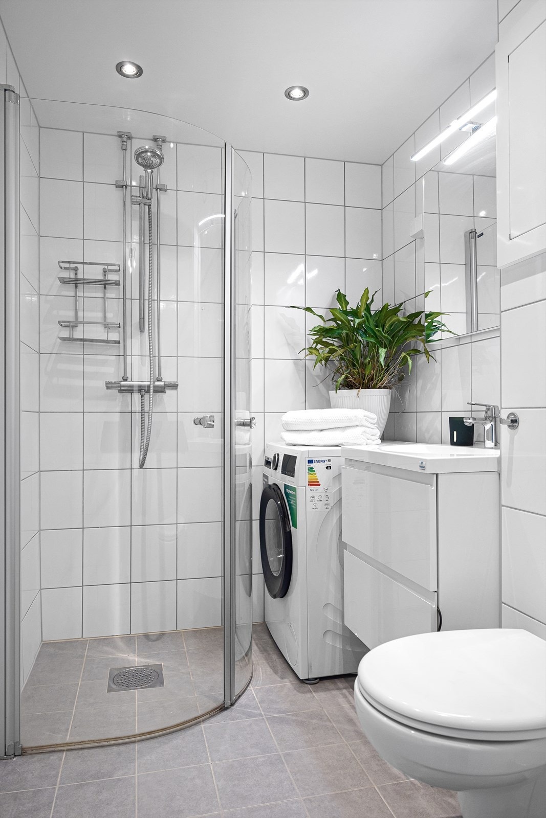 Lyst flislagt baderom fra 2014 i regi av borettslaget Galleribilde