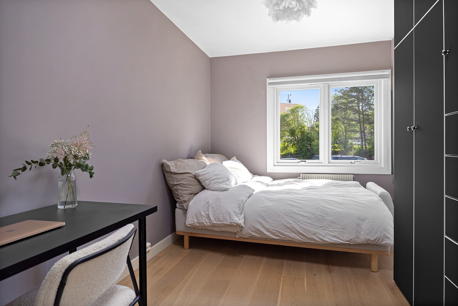 Soverom II | Rommet er av fin størrelse med plass til dobbeltseng, skrivepult og garderobeløsning Galleribilde