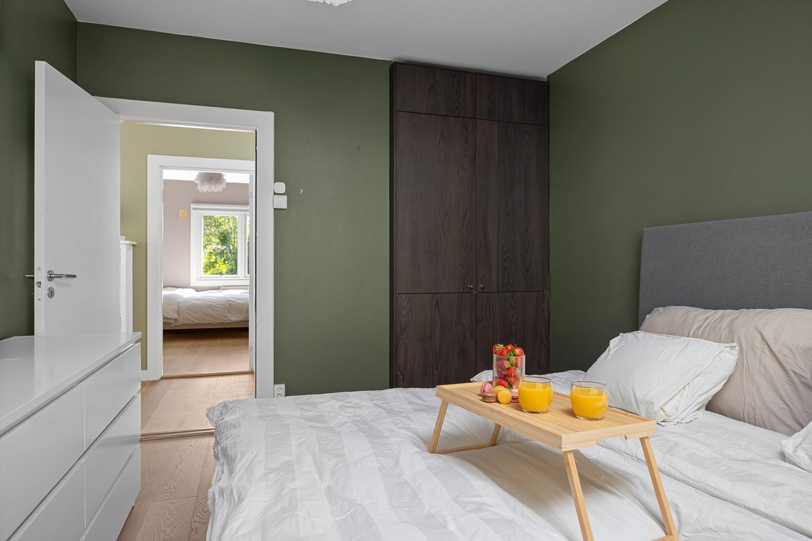 Rommet er av god størrelse med plass til stor dobbeltseng, nattbord og garderobeløsning Galleribilde