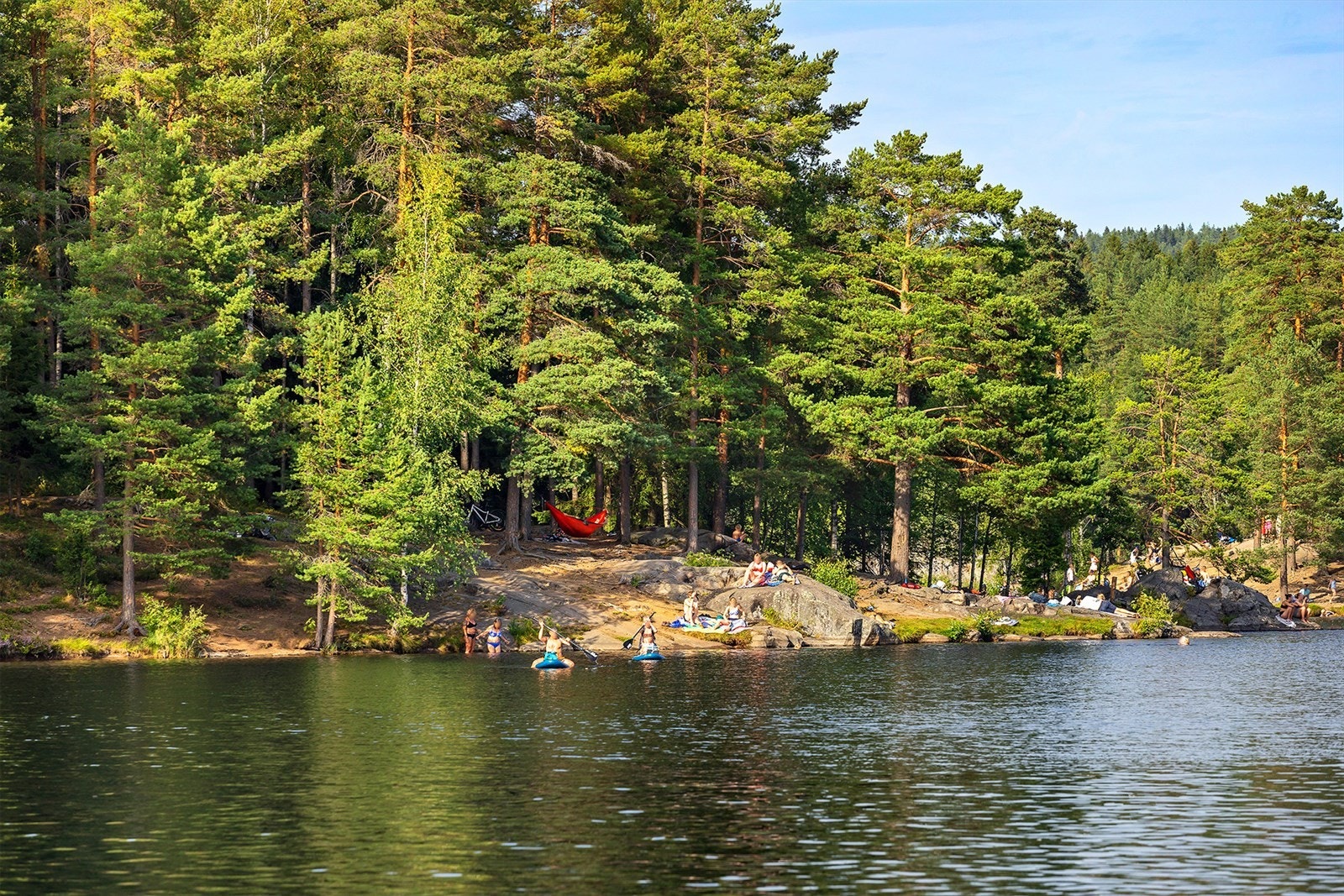 Nærområdet byr på flotte tur- og rekreasjonsmuligheter til alle årstider. Østensjøvannet med et rikt dyre- og fugleliv og Østmarka med lysløypenett og sykkelstier. Galleribilde
