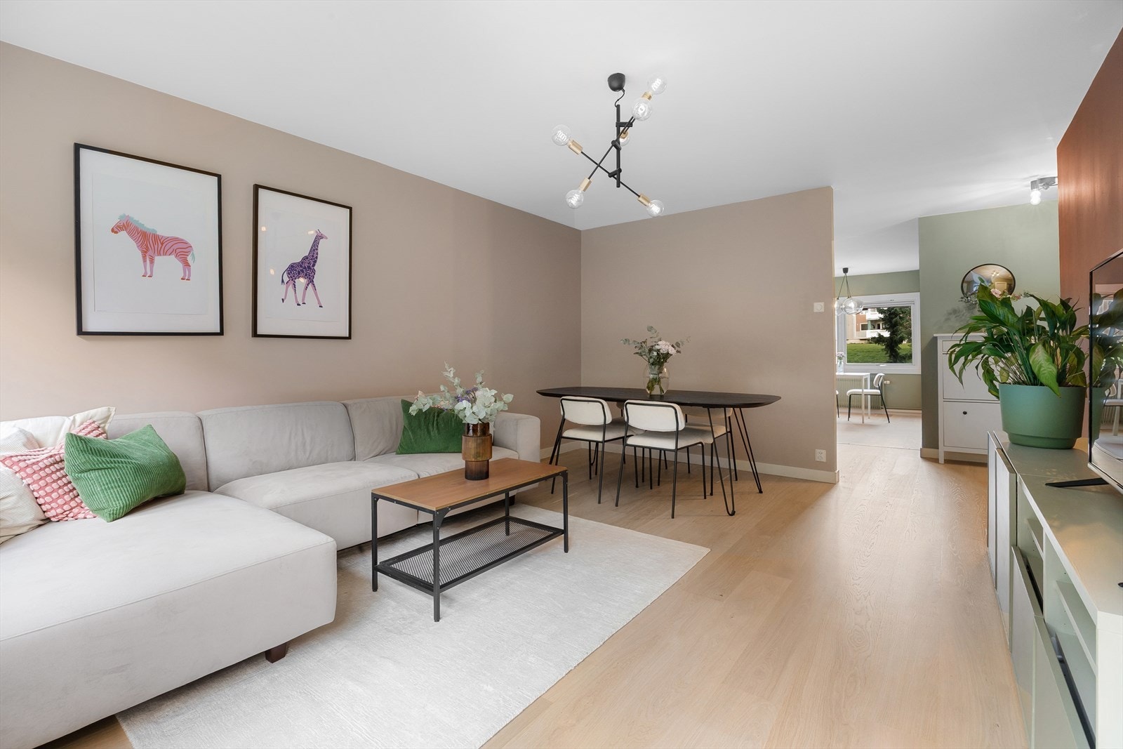 I stue er det god plass til flere sittegrupper og soner Galleribilde