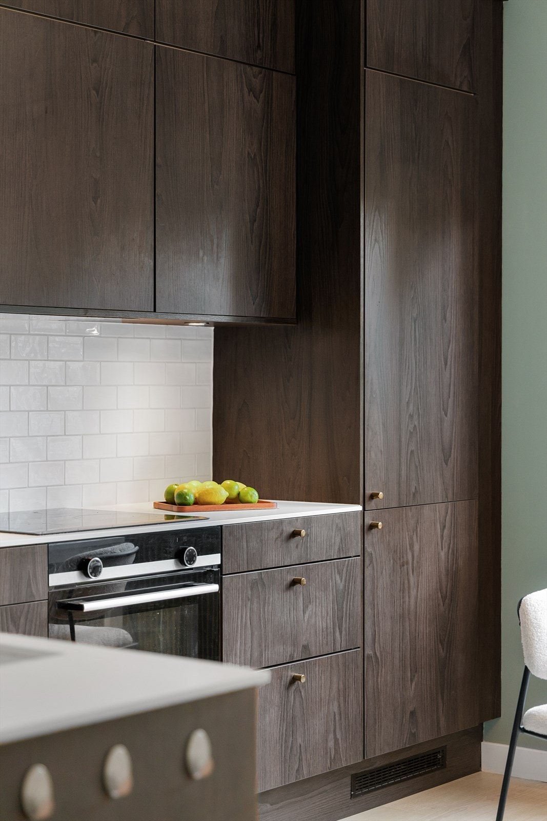 Det er godt med oppbevaringsplass i over- og underskap Galleribilde