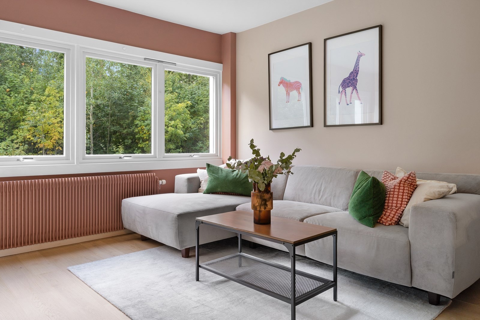 Innbydende og hyggelig stue uten innsyn og med rikelig av naturlig lysinnslipp Galleribilde