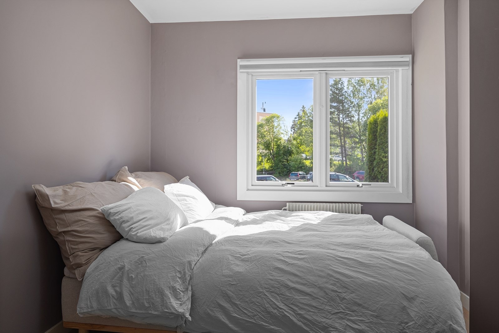 Rommet er malt i lun og delikat farge som gir en hyggelig atmosfære Galleribilde