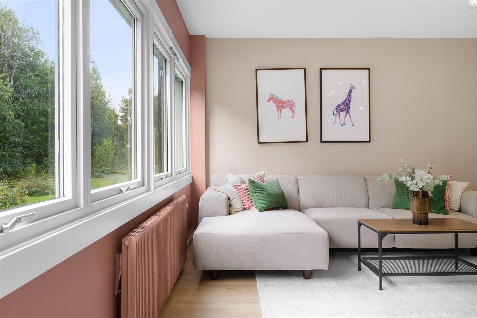 Stuen er malt i delikate og lune fargevalg som gjør det enkelt å innrede Galleribilde