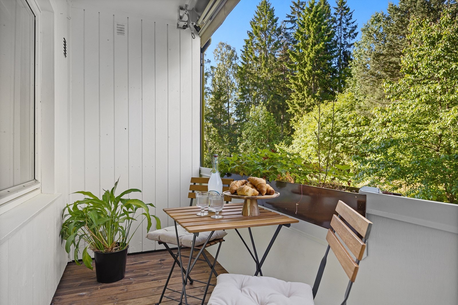 Fra stue er det utgang til syd-vestvendt balkong på 4 kvm med helt fantastiske solforhold Galleribilde