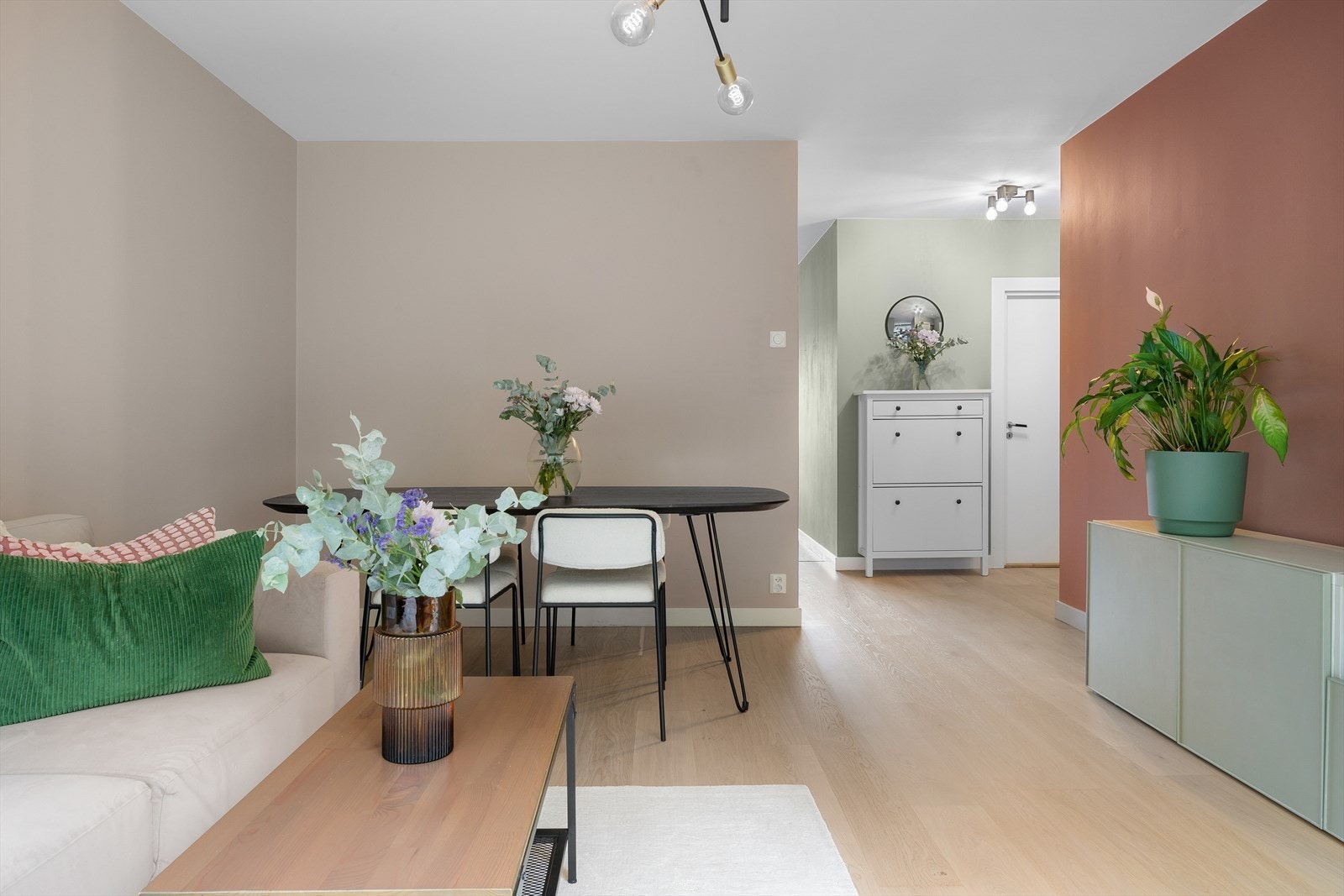 Leiligheten har en gjennomgående planløsning som gir gode lys- og solforhold Galleribilde