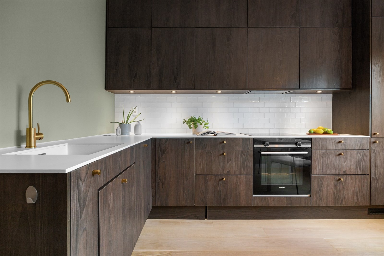 Innbydende kjøkken med rikelig av skap- og benkeplass Galleribilde