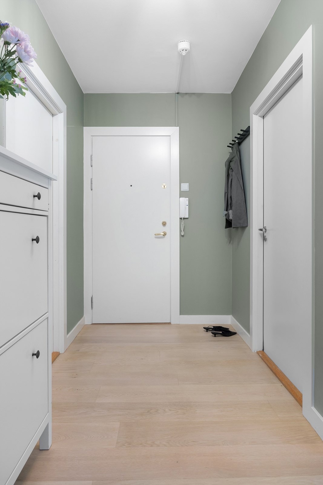 Velkommen inn! Entrè med plass til sko og yttertøy Galleribilde