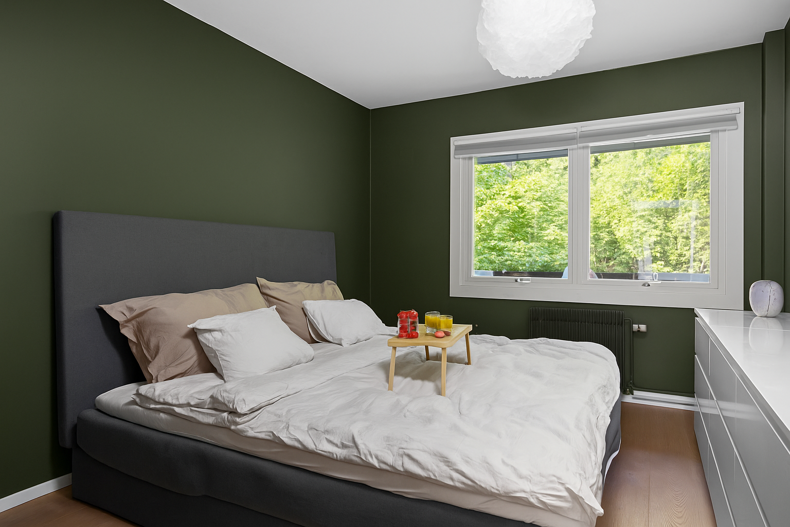 Hovedsoverommet | Romslig soverom vendt mot rolige omgivelser uten innsyn. Galleribilde