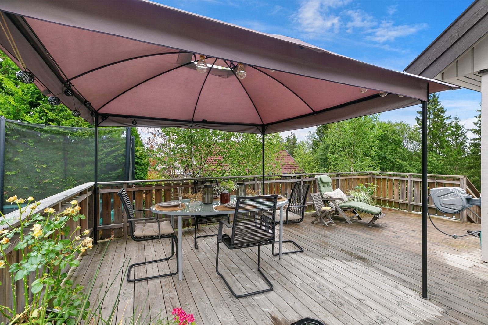 Stor terrasse med plass til spisegruppe og lounge. Galleribilde