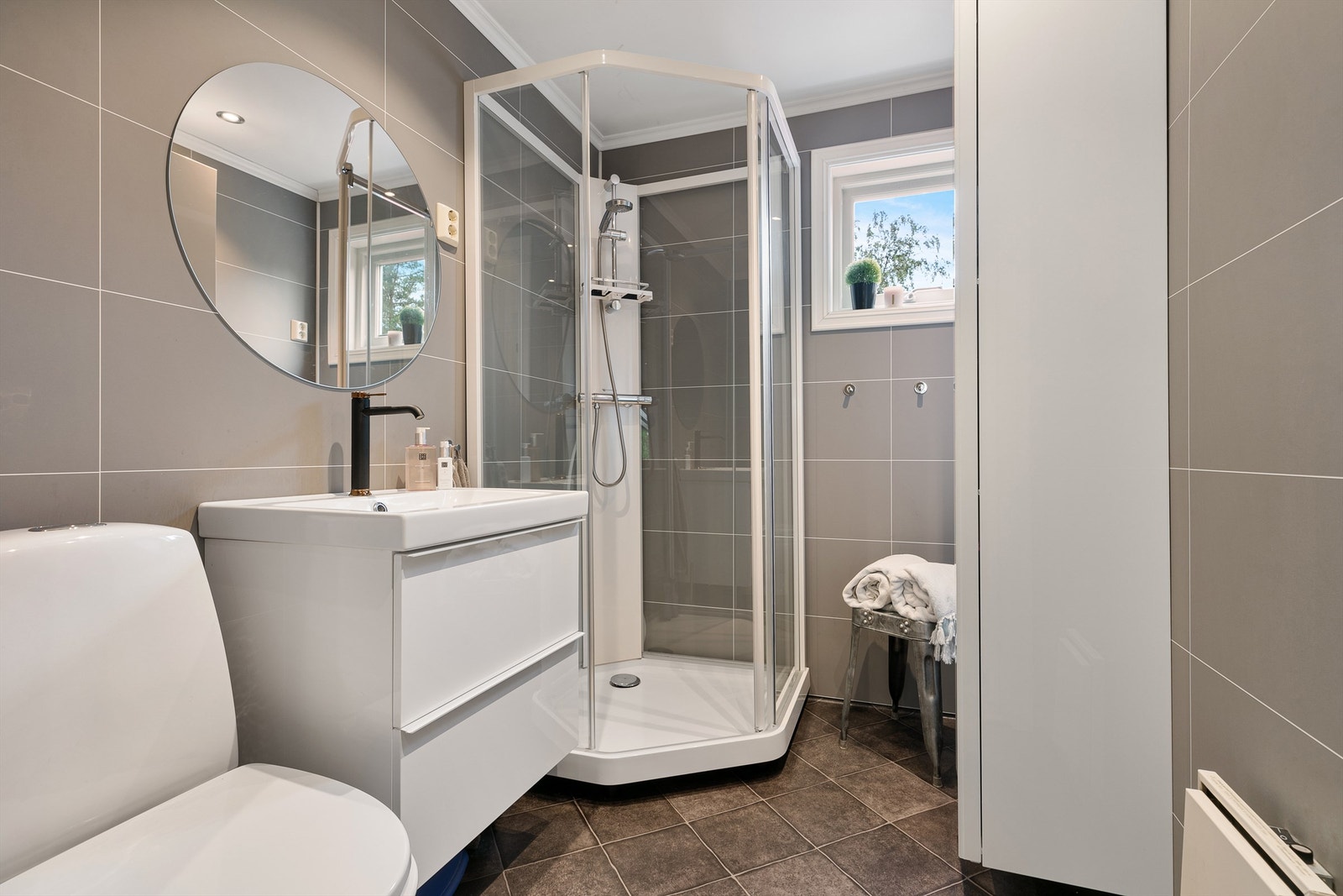 Badet i 1. etg er tilknyttet soverom Galleribilde