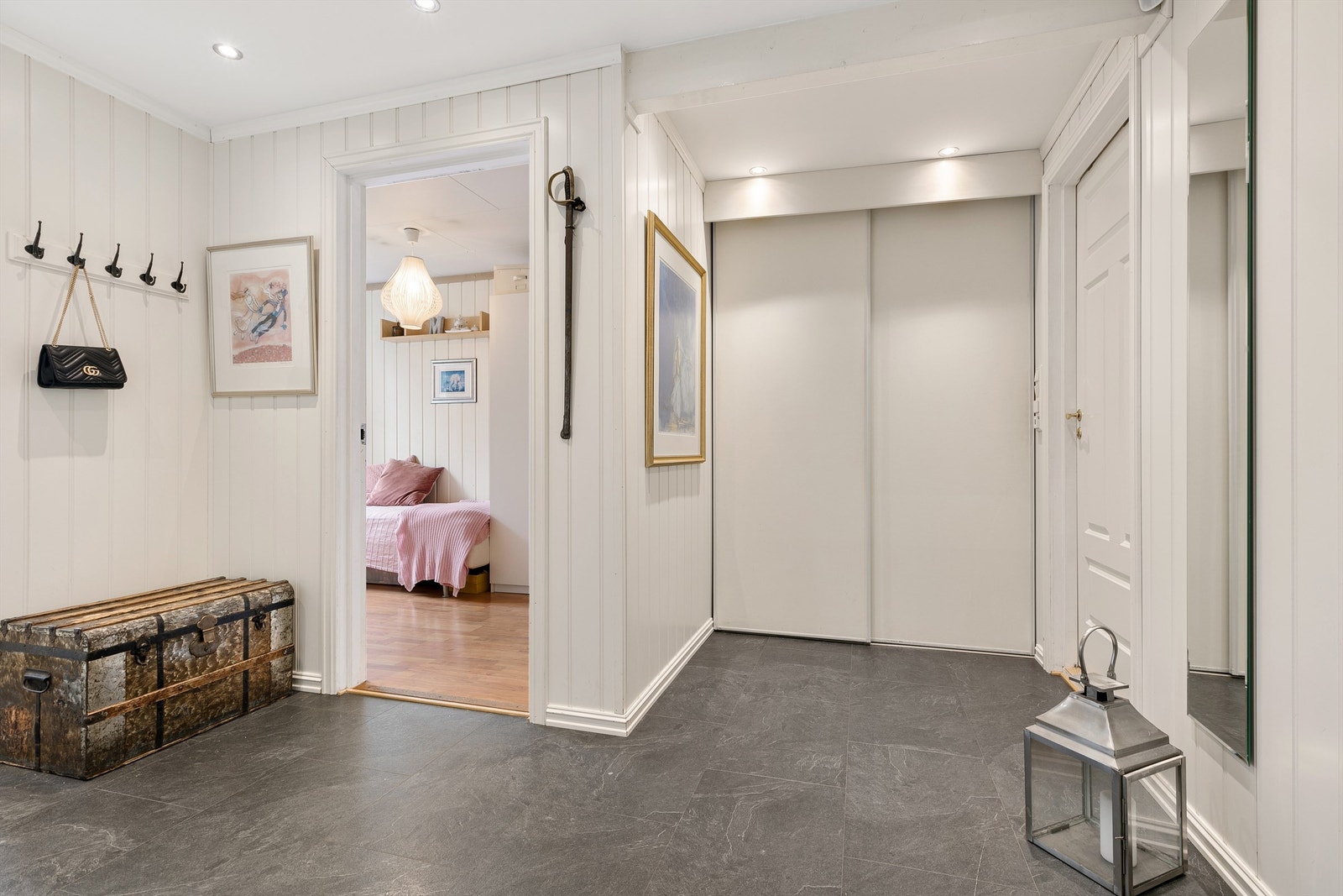 Gangen nede har en dyp skyvedørsgarderobe og et eget skoskap under trappen. Galleribilde
