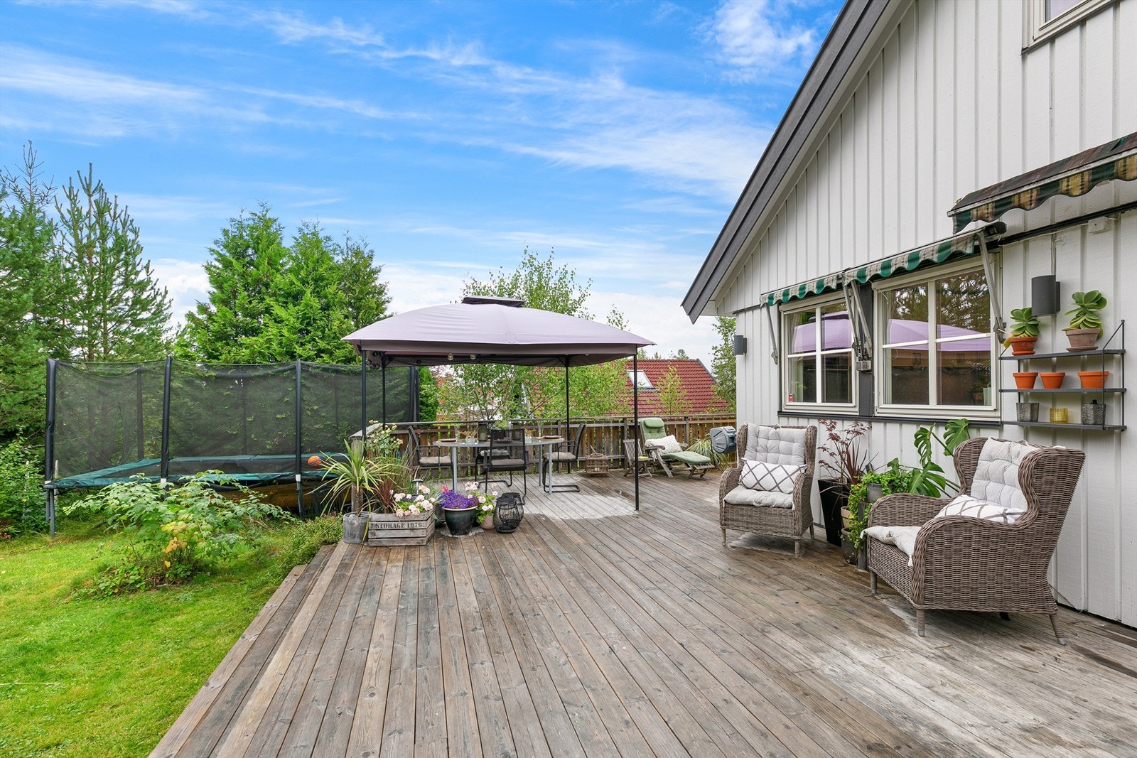 Solrik og skjermet hage med stor terrasse - her er det god plass til både spisegruppe og sofagruppe Galleribilde