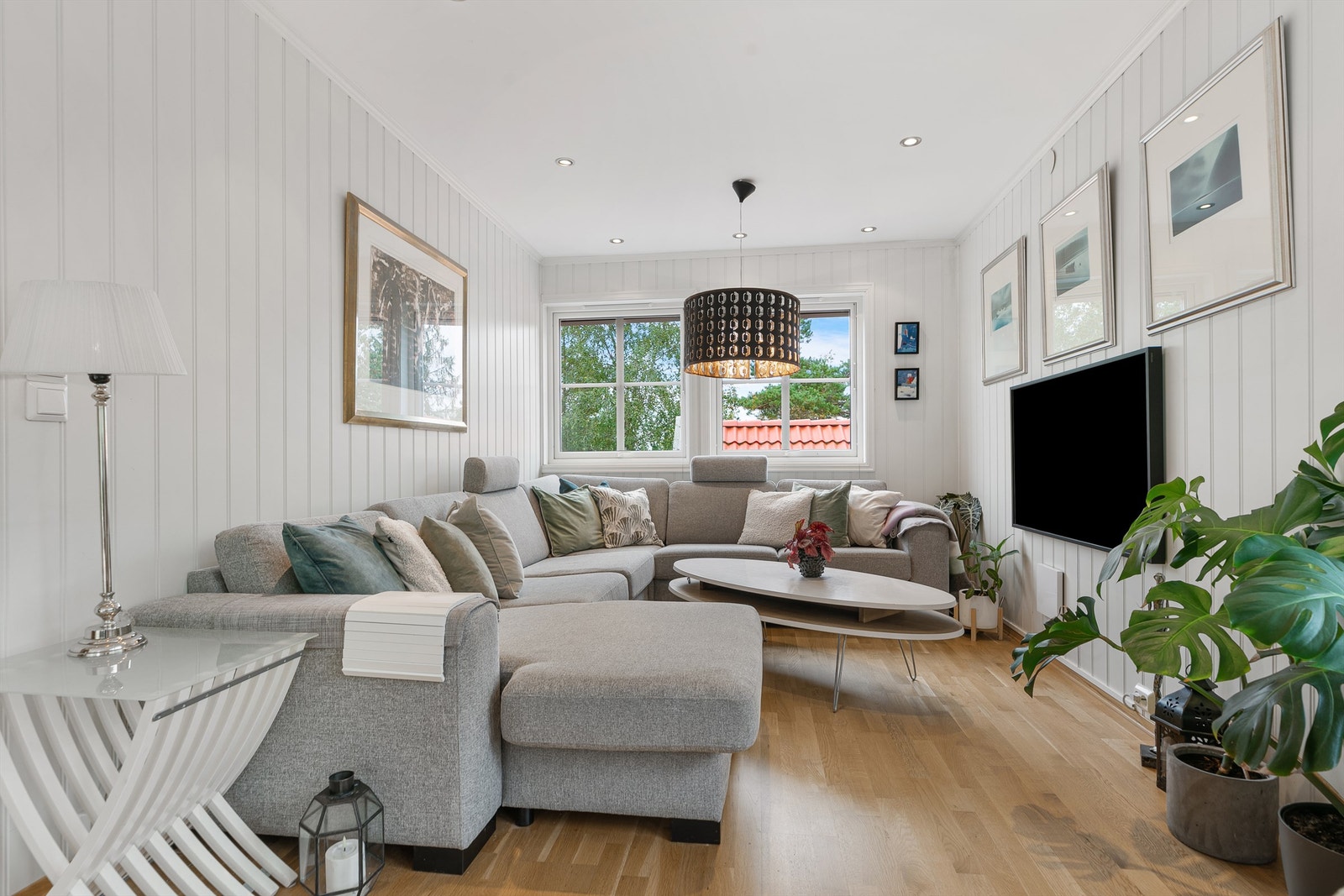 En lun og koselig sofakrok med plass til hele familien - perfekt for TV-kvelder og hyggelige sammenkomster. Galleribilde