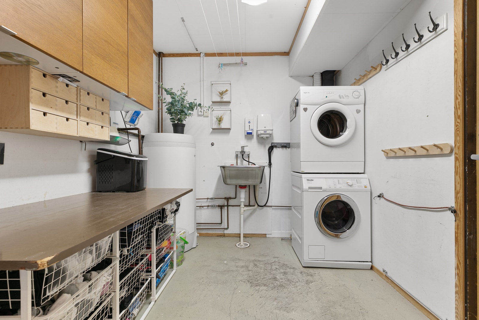 I underetasjen finner du en praktisk vaskekjeller med utslagsvask, opplegg for vaskemaskin og plass til tørketrommel. Galleribilde