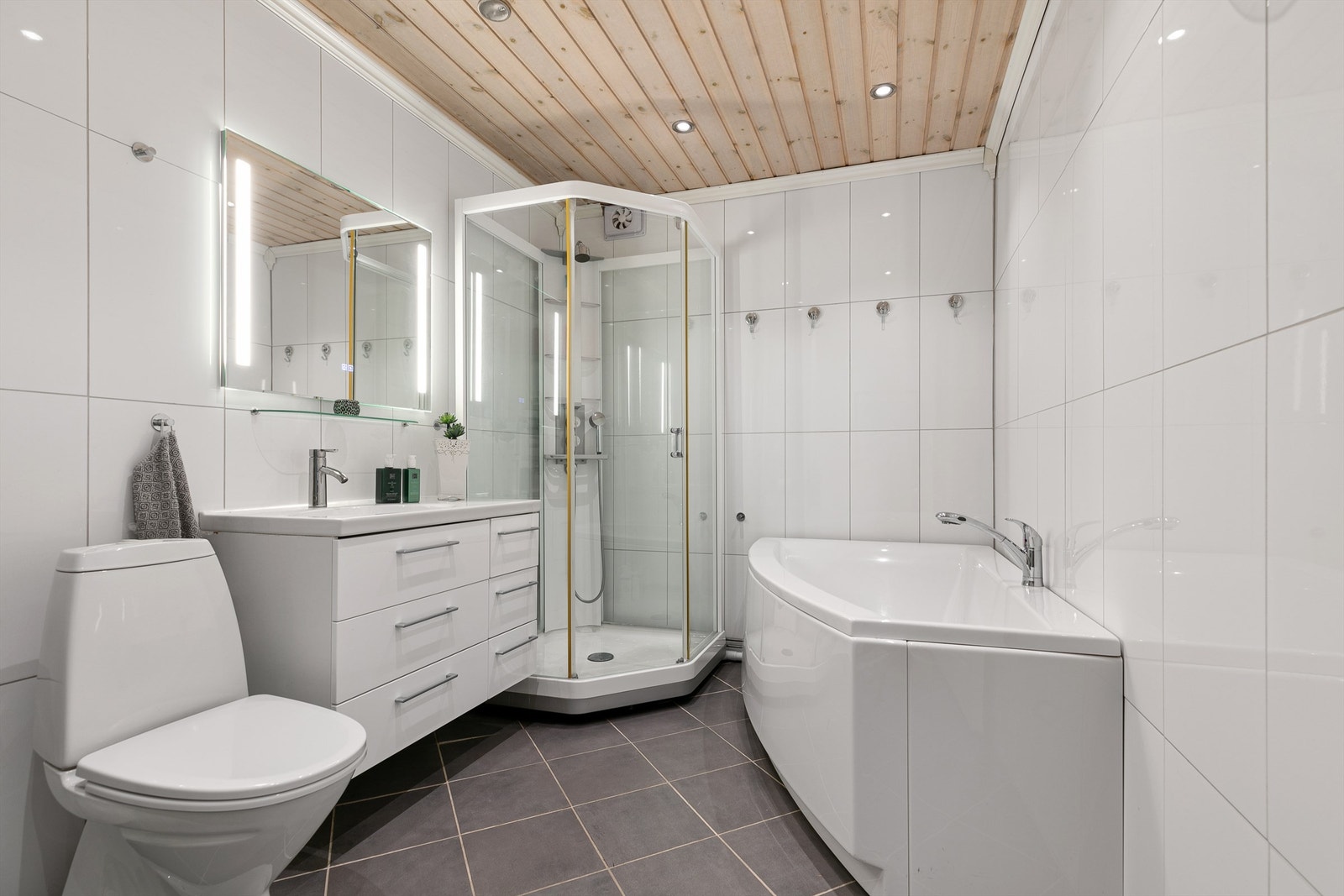 Badet i underetasjen ble pusset opp i 2009 og har moderne overflater og innredning. Her finner du både dusjkabinett med glassdør og et innbydende badekar med dusjløsning. Galleribilde