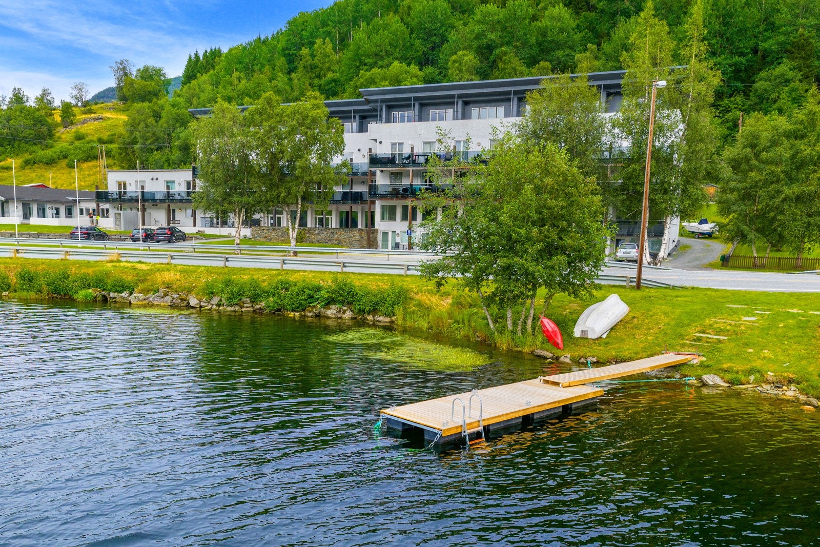 Ny flytebrygge som tilhører sameiet - Like på andre siden av veien Galleribilde