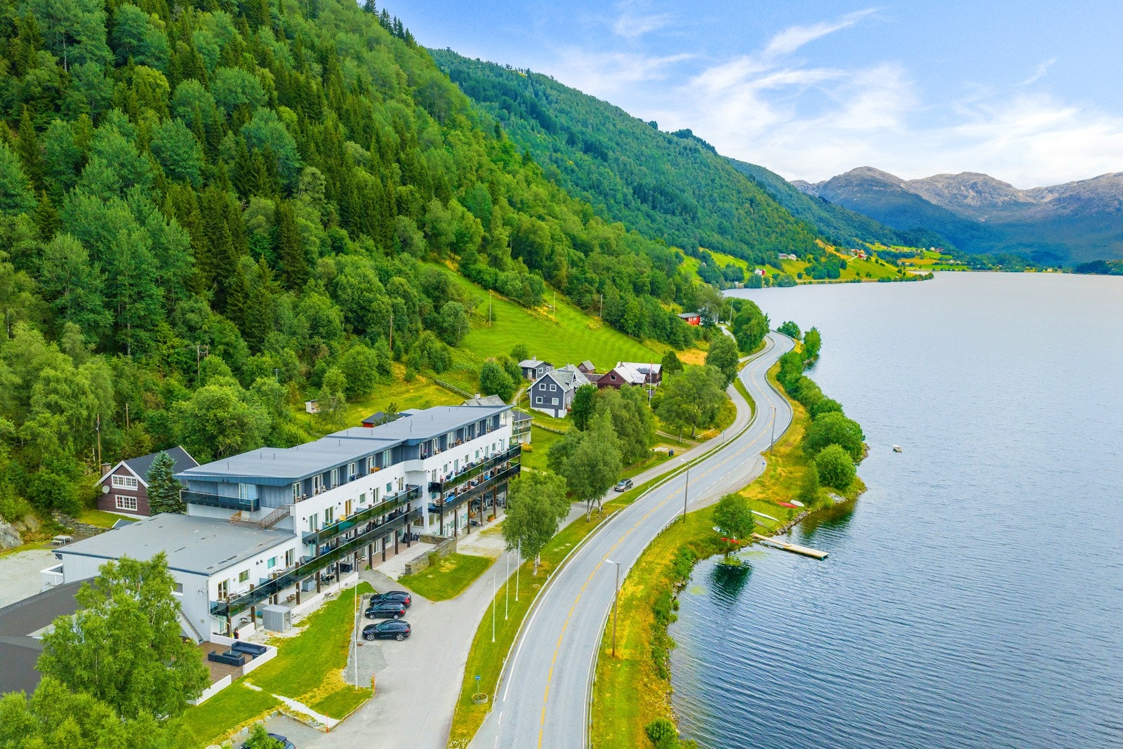 Det er parkeringer på fremsiden og baksiden av bygget Galleribilde
