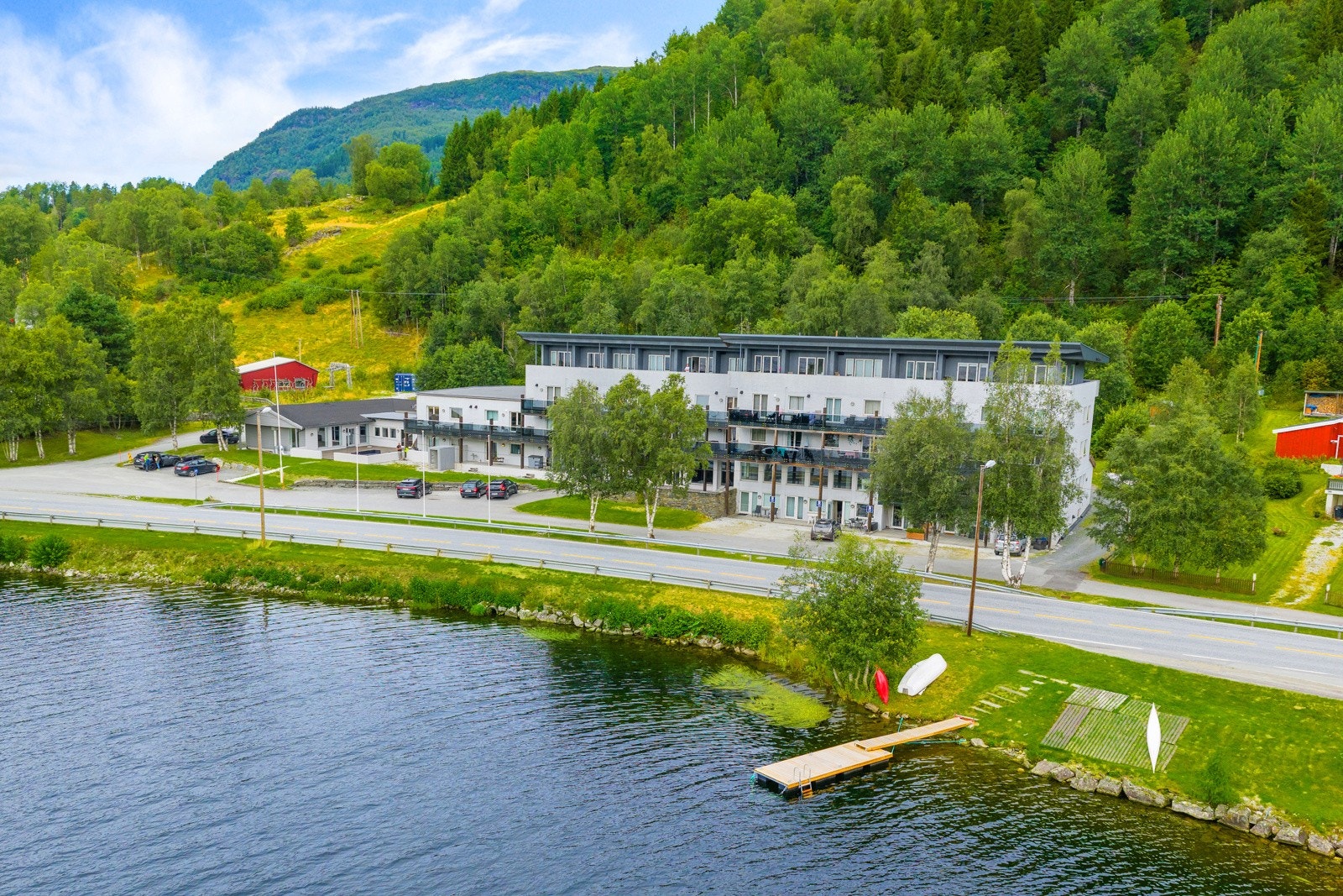 Velkommen til Oppheimsvegen 162 på Vossestrand. Koselig leilighet med flott utsikt over Oppheimsvannet og omgivelsene rundt. Galleribilde