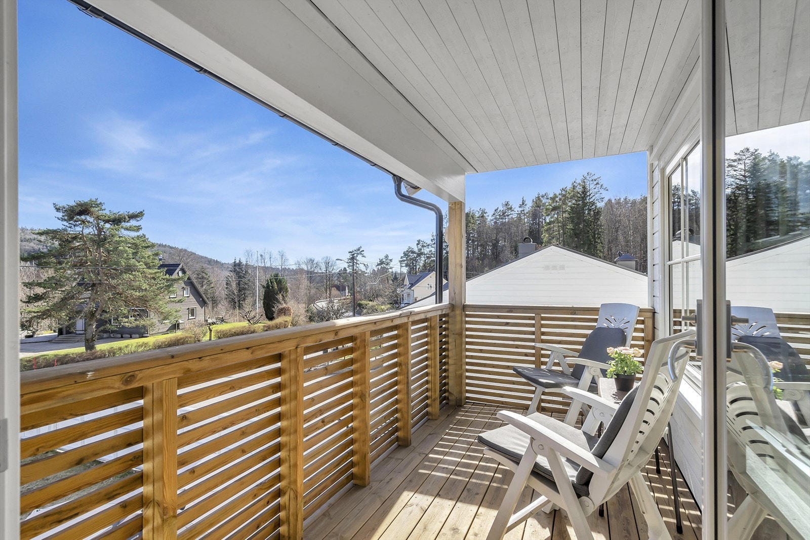 I boligens andre etasje finner du en veranda som byr på svært gode solforhold, et ideelt sted for å nyte rolige stunder i solveggen. Balkongen er perfekt for å slappe av med en bok, en kopp kaffe eller for å nyte utsikten på lange, solfylte dager. Galleribilde