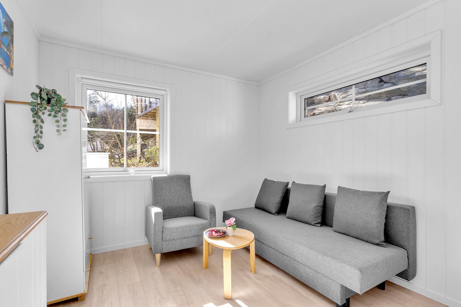 Den romslige utformingen gir god plass til et stort spisebord og bidrar til en hyggelig atmosfære for sosiale sammenkomster Galleribilde