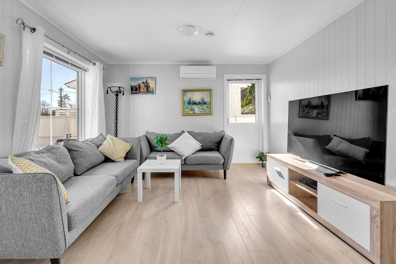 Balkongdør fra stuen ut til utearealene. Galleribilde