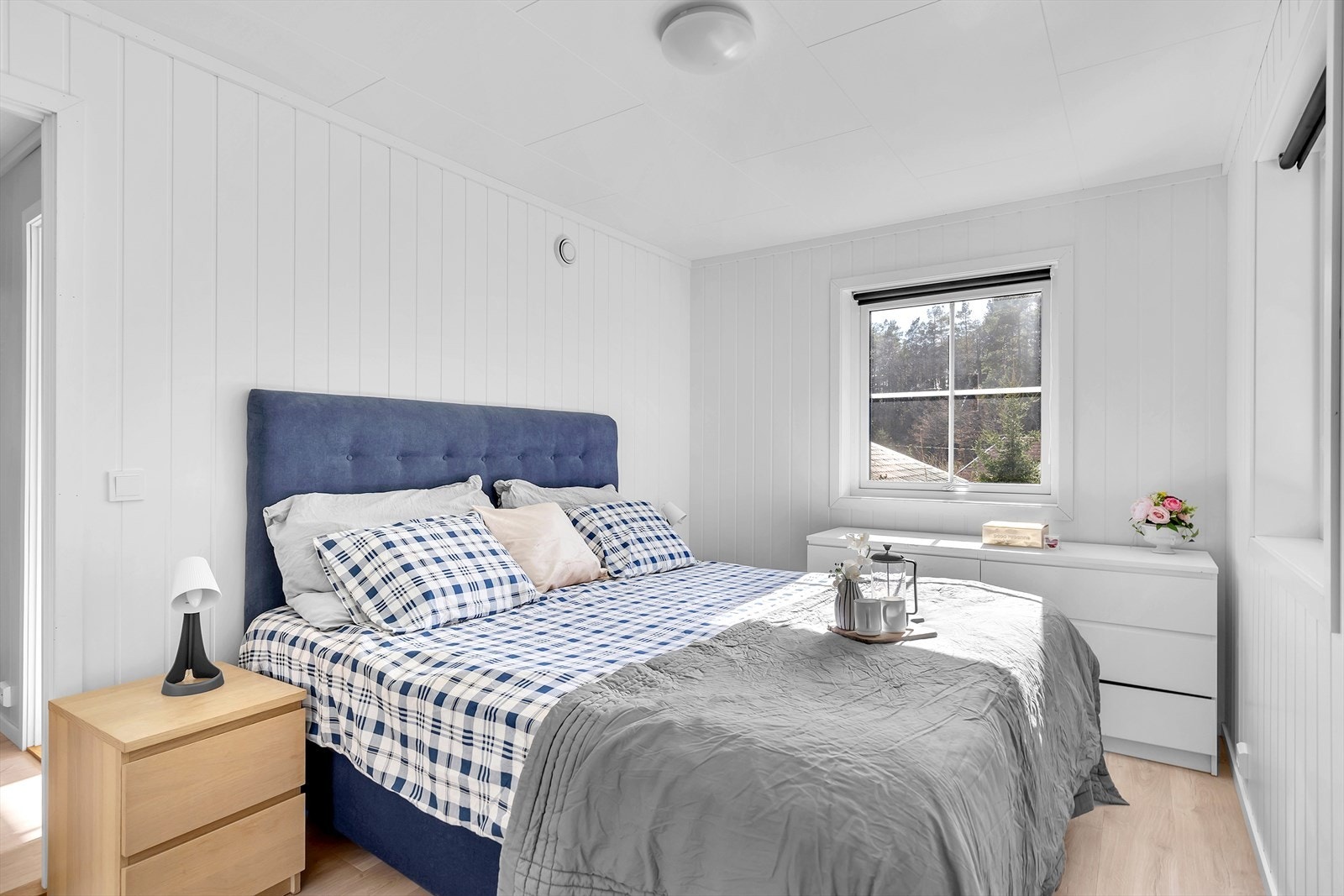 I boligens andre etasje finner du to velutformede soverom med god plass til både seng og garderobeløsning. Hovedsoverommet utmerker seg med romslighet og har plass til en komfortabel dobbeltseng. Galleribilde